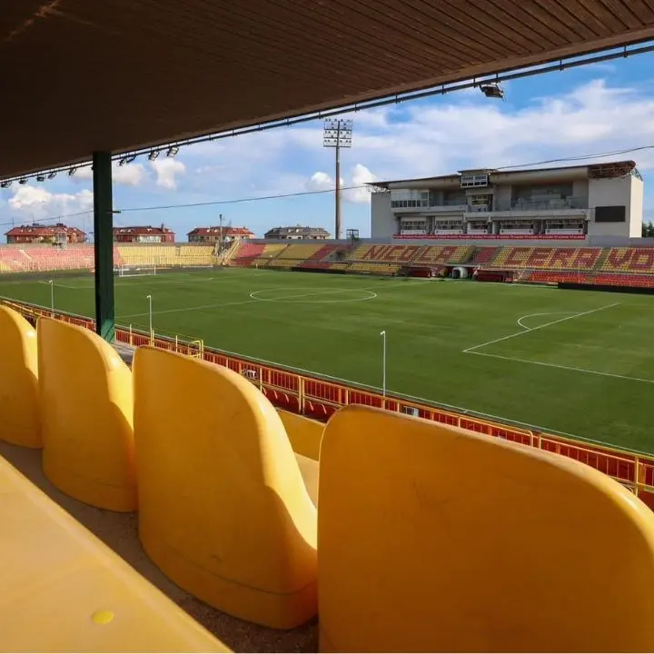 <p>Solo il ciclone Jolina riesce a frenare la corsa del Catanzaro: rinviato per maltempo il match contro il Modena</p>