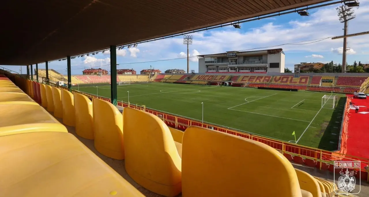 <p>Solo il ciclone Jolina riesce a frenare la corsa del Catanzaro: rinviato per maltempo il match contro il Modena</p>