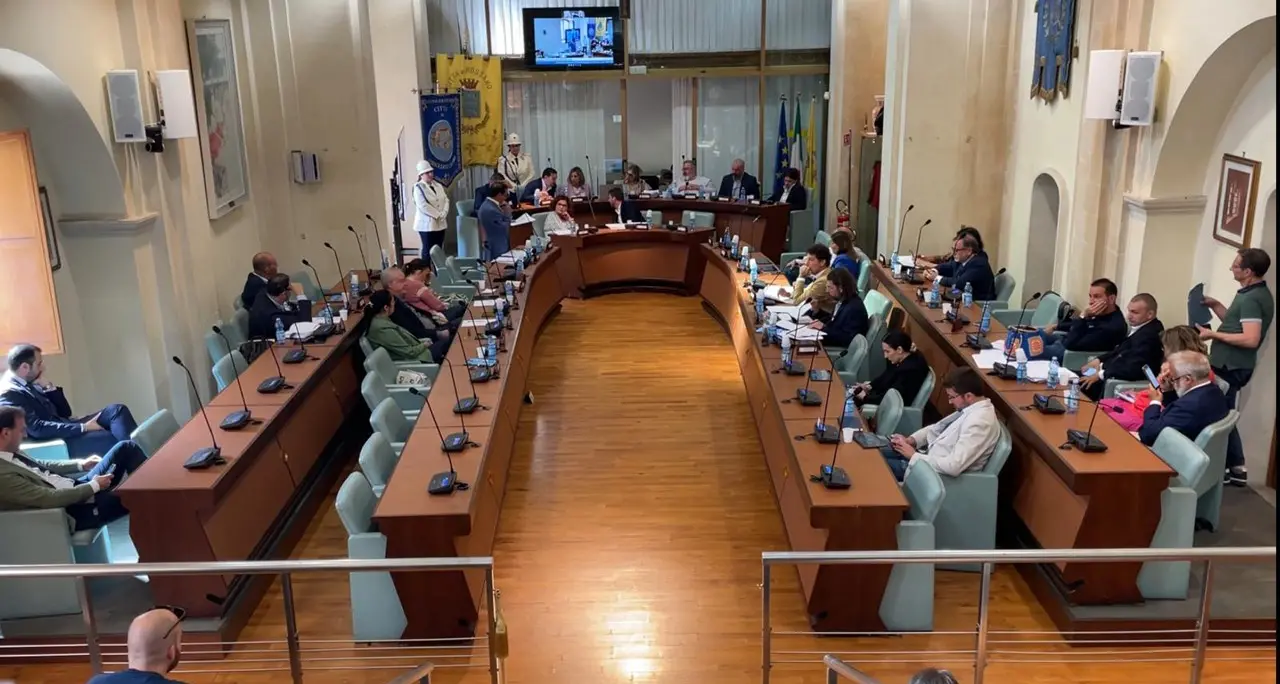 Corigliano-Rossano, opposizione contro Madeo: «Consiglio comunale svuotato»\n