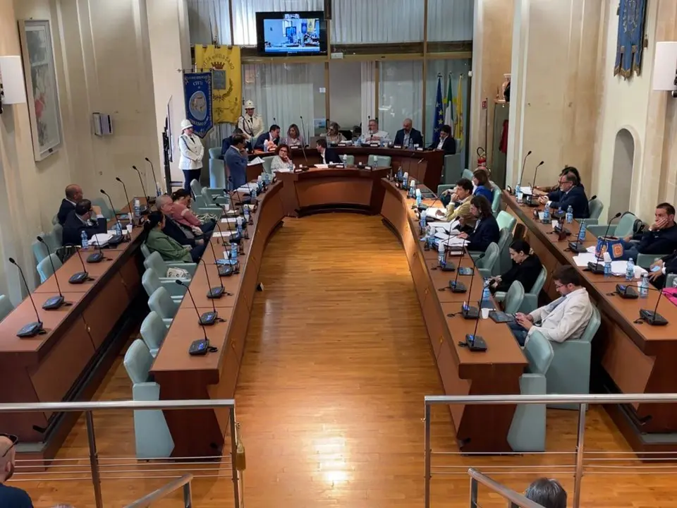 Corigliano-Rossano, opposizione contro Madeo: «Consiglio comunale svuotato»