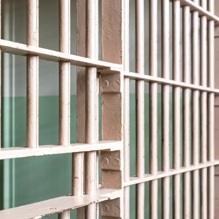 In Calabria quasi\u00A0400 detenuti in più rispetto alla capienza delle carceri:\u00A0Cosenza e Rossano i più sovraffollati. A Catanzaro mancano 63 agenti di polizia\n