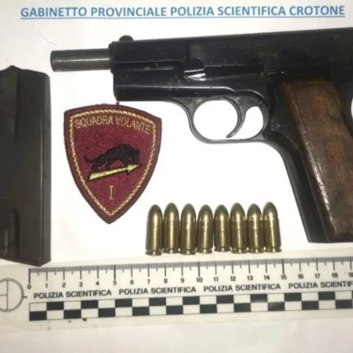 Crotone, nascondeva nel cofano dell‘auto una pistola con matricola abrasa: arrestato 23enne