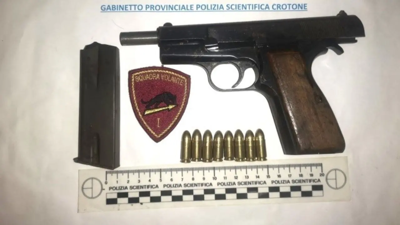 Crotone, nascondeva nel cofano dell‘auto una pistola con matricola abrasa: arrestato 23enne