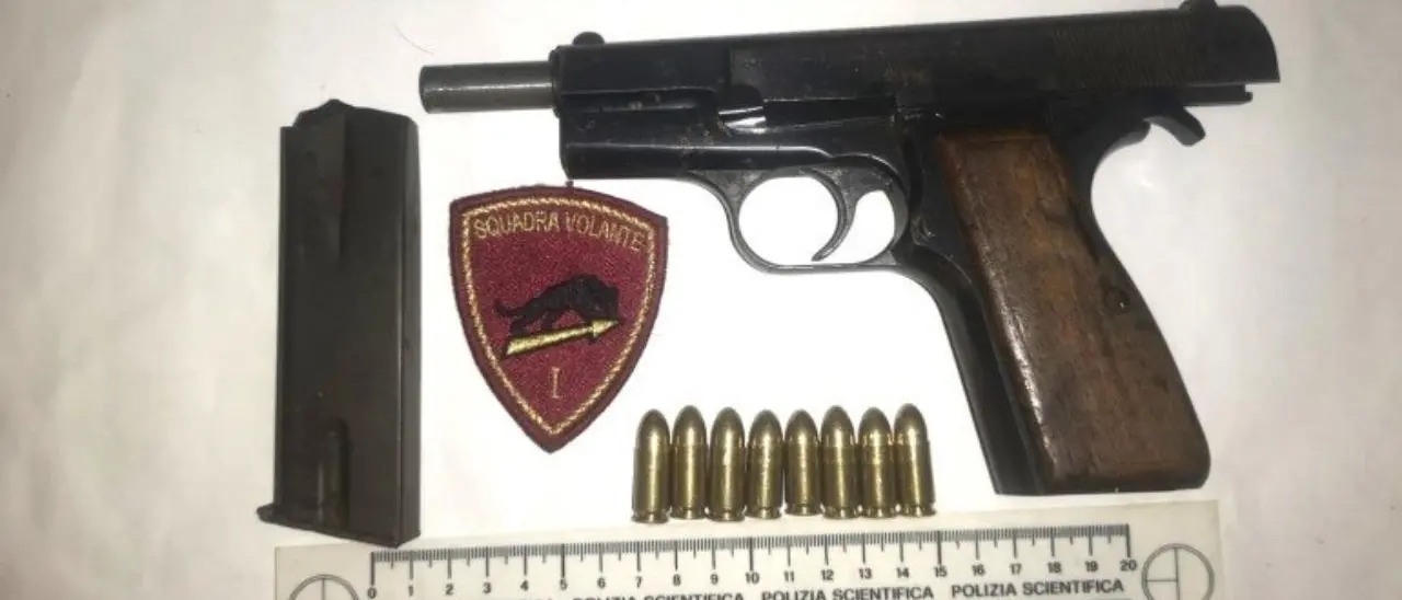Crotone, nascondeva nel cofano dell‘auto una pistola con matricola abrasa: arrestato 23enne