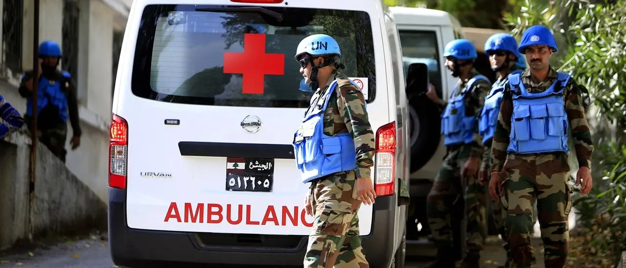 Israele spara su due basi italiane Unifil, Meloni: «Inammissibile». Crosetto: «Crimine di guerra»