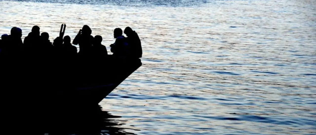 Senza cibo né acqua in balia del mare, soccorsi 36 migranti: approderanno al porto di Crotone