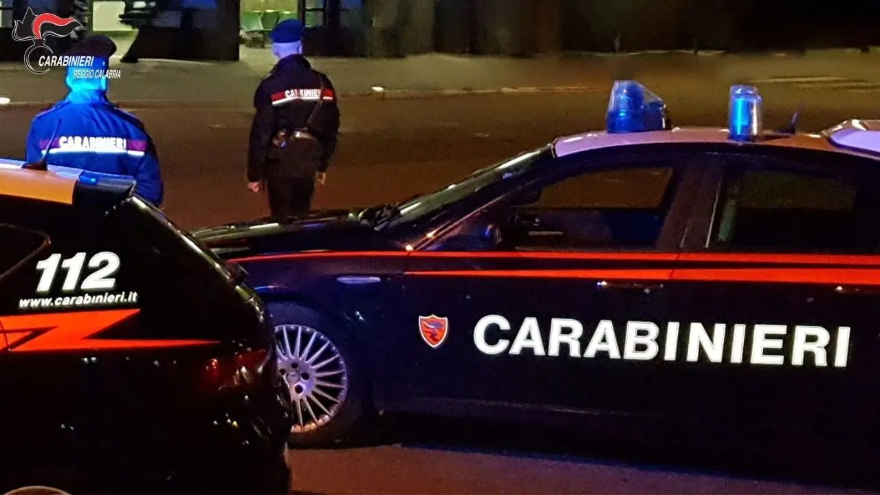 Reggio Calabria, blitz in Piazza Sant’Agostino: un arresto per resistenza e furto di energia elettrica