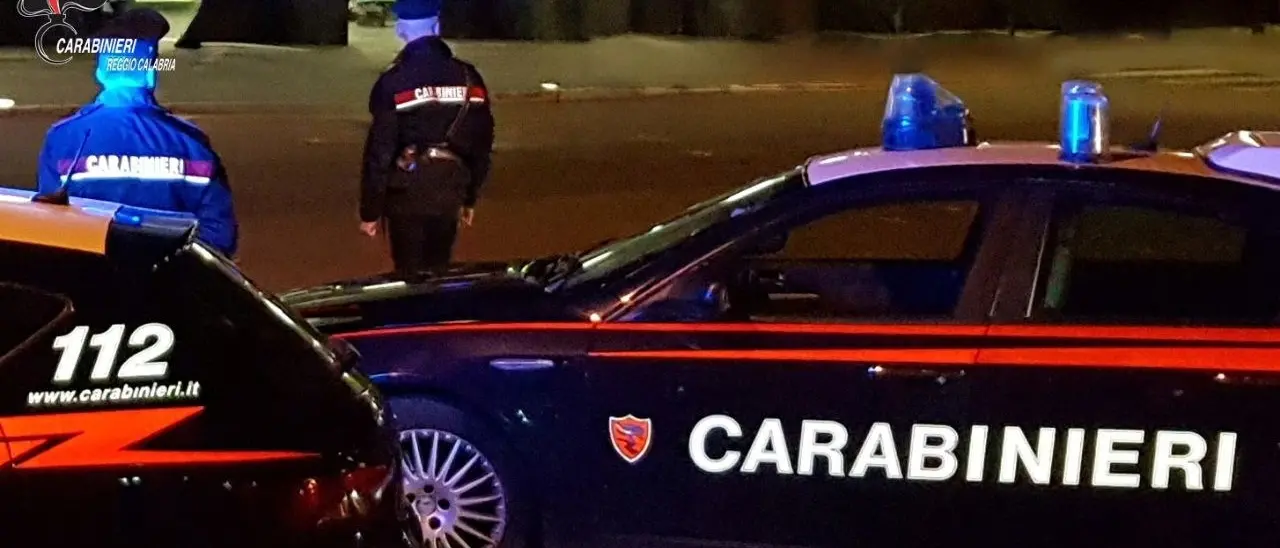 Reggio Calabria, blitz in Piazza Sant’Agostino: un arresto per resistenza e furto di energia elettrica