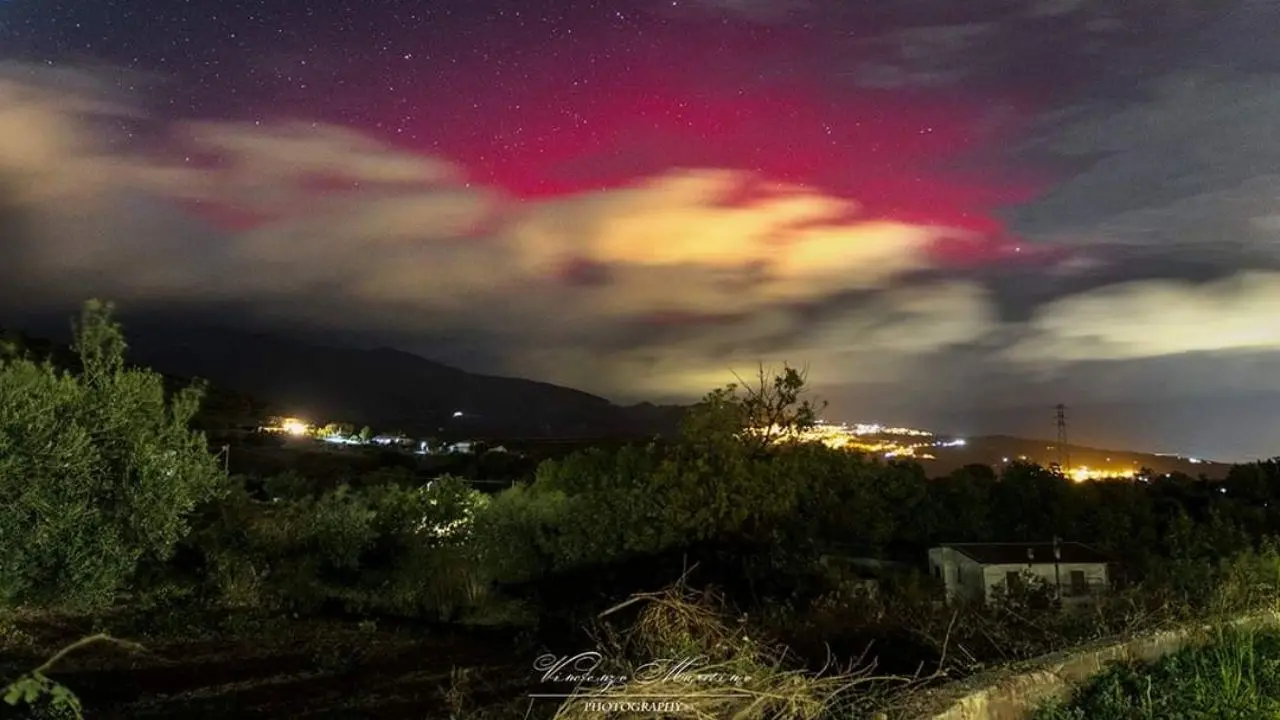 L’Aurora boreale colora nuovamente i cieli della Calabria, lo spettacolo la scorsa notte: ecco le foto