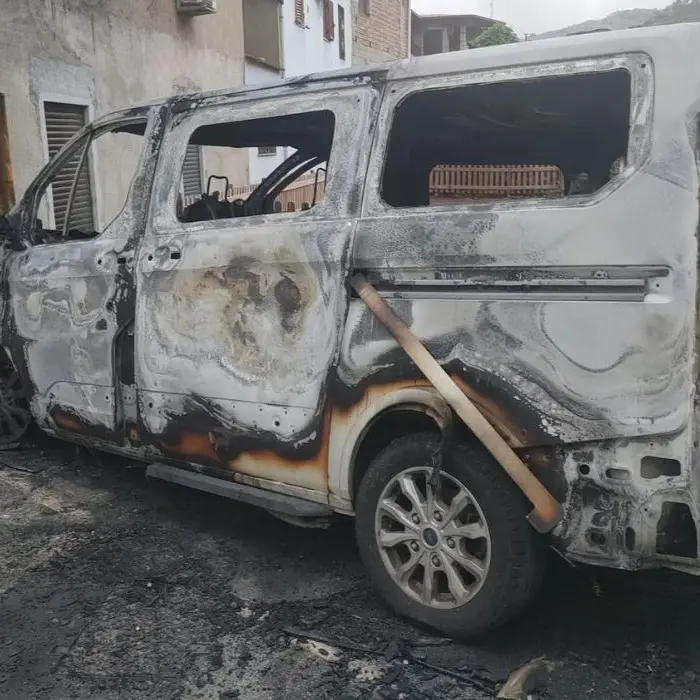 Distrutto dalle fiamme il pulmino di un asilo nido nel Reggino, 26 bimbi usufruivano del servizio