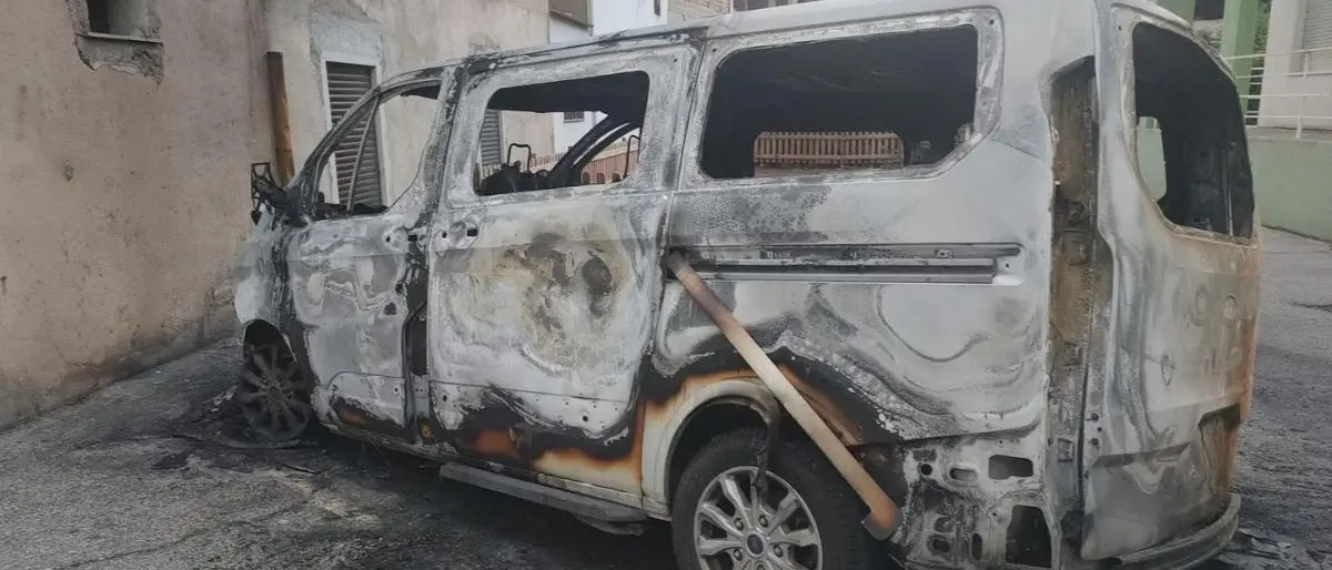 Distrutto dalle fiamme il pulmino di un asilo nido nel Reggino, 26 bimbi usufruivano del servizio