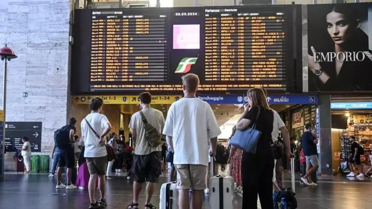 Un’altra giornata di passione per chi viaggia in treno, sciopero di 24 ore: «Possibili ritardi e cancellazioni»