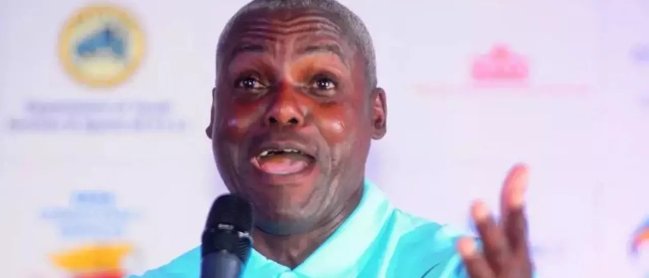 Usa 2024, l’endorsement di Carl Lewis per la Harris: strappa la foto di Trump dopo averci disegnato le corna