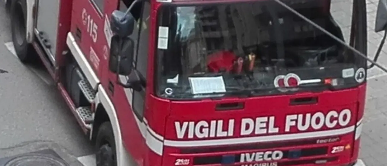 Sibari, furgone in fiamme sulla Statale 106: intervengono i vigili del fuoco\n