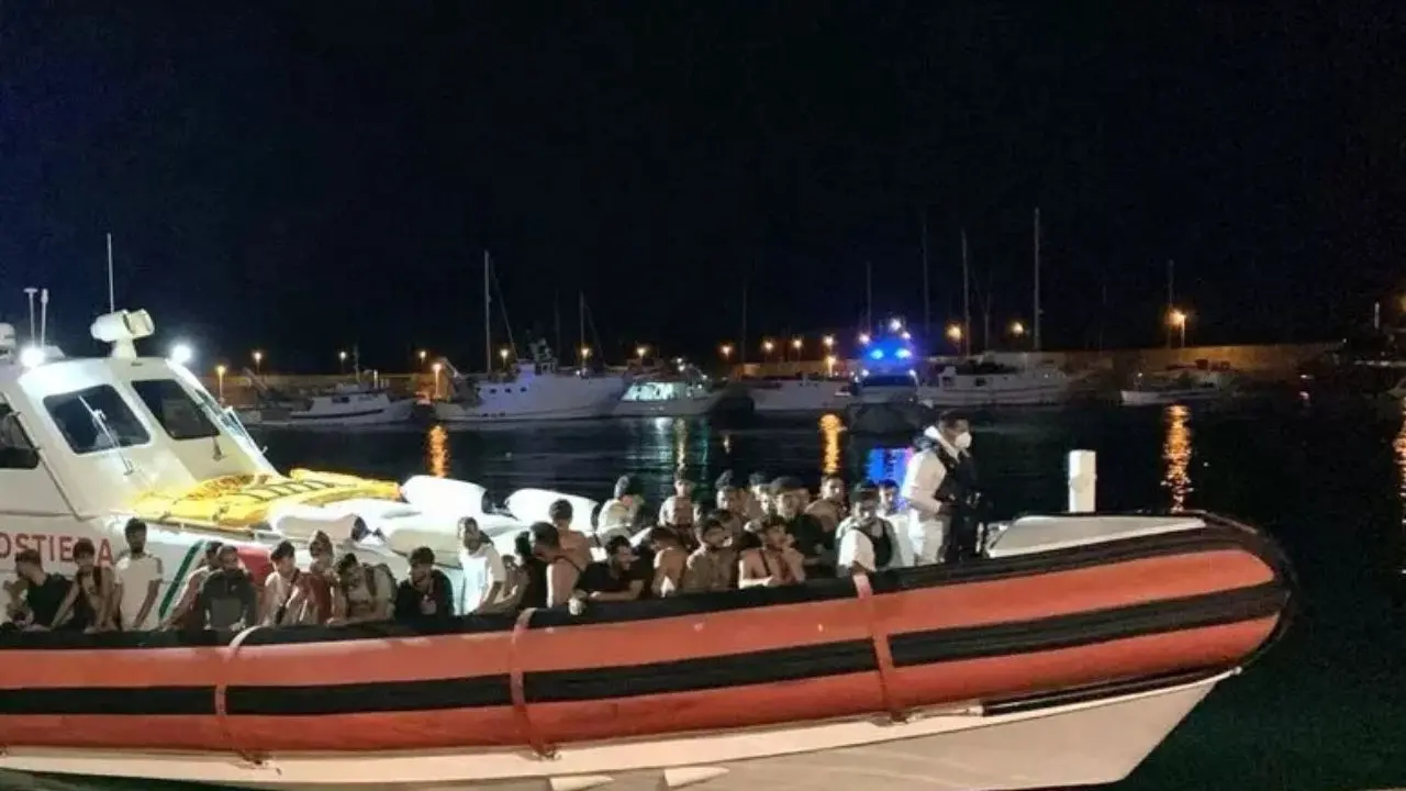 Roccella, nuovo sbarco nella notte: soccorsi altri 88 migranti dalla guardia costiera