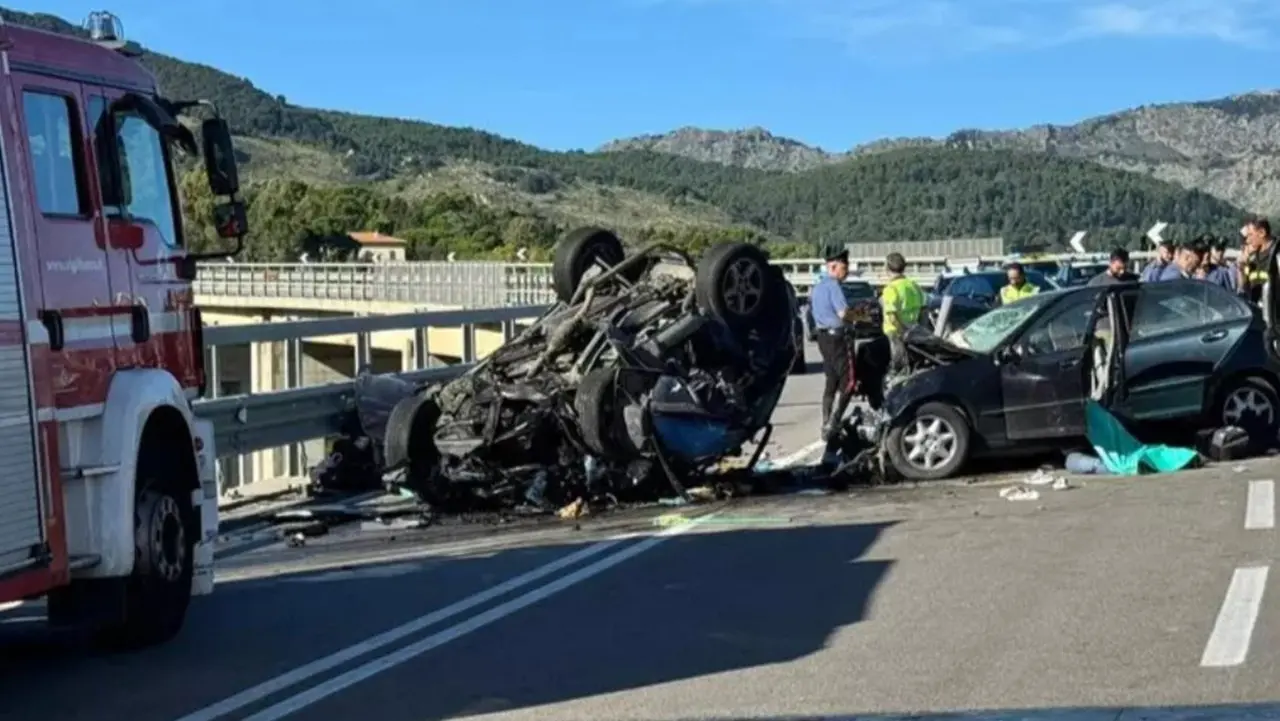 Incidente in Sicilia, tragico bilancio: tre morti e tre bambini ricoverati in condizioni gravissime