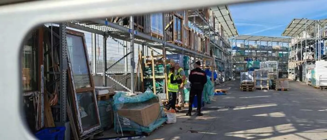 Schiacciato da un carico di finestre, muore un operaio di 25 anni nel Vicentino