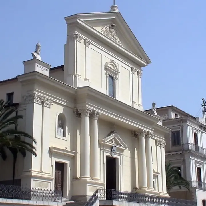 Lamezia, protesta di un cittadino extracomunitario che si sdraia in mezzo alla strada perché non può portare in Italia i suoi familiari