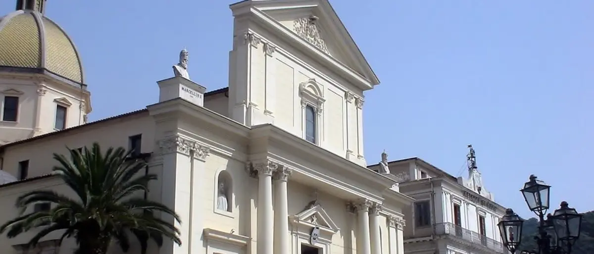 Lamezia, protesta di un cittadino extracomunitario che si sdraia in mezzo alla strada perché non può portare in Italia i suoi familiari