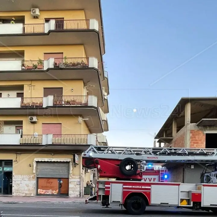 Incendio a Locri, anziana muore intrappolata nel suo appartamento