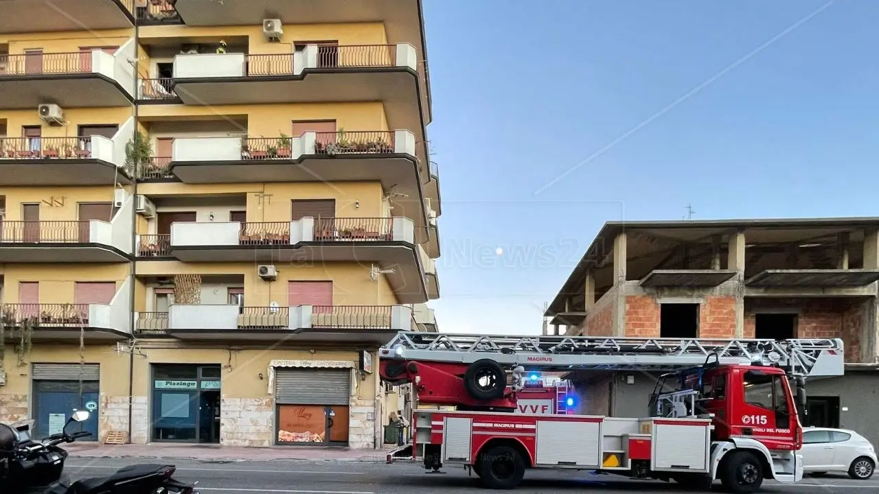 Incendio a Locri, anziana muore intrappolata nel suo appartamento