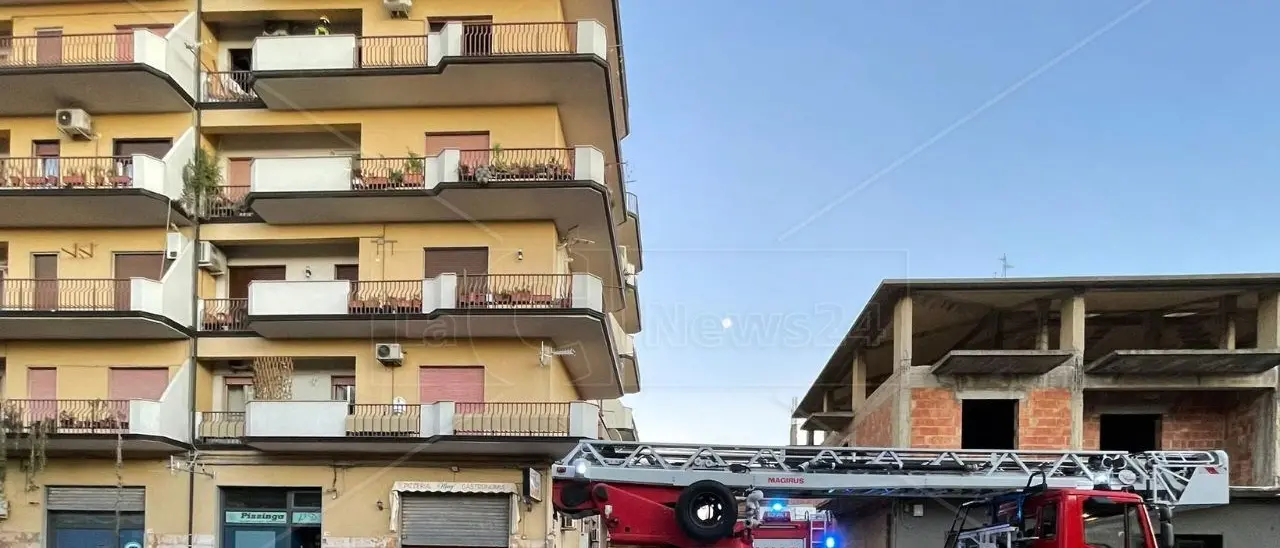 Incendio a Locri, anziana muore intrappolata nel suo appartamento