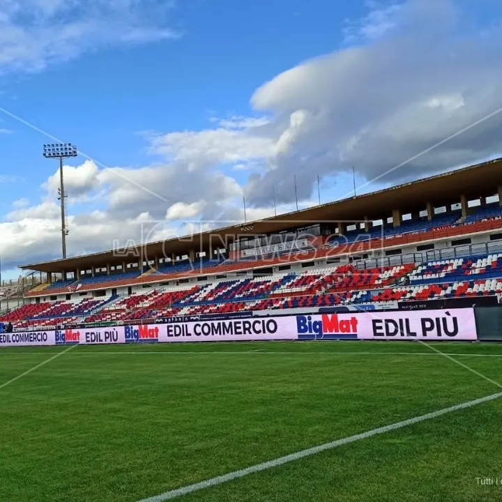 Steward del Cosenza calcio in protesta, la nota del club rossoblù: «Verifiche in corso»