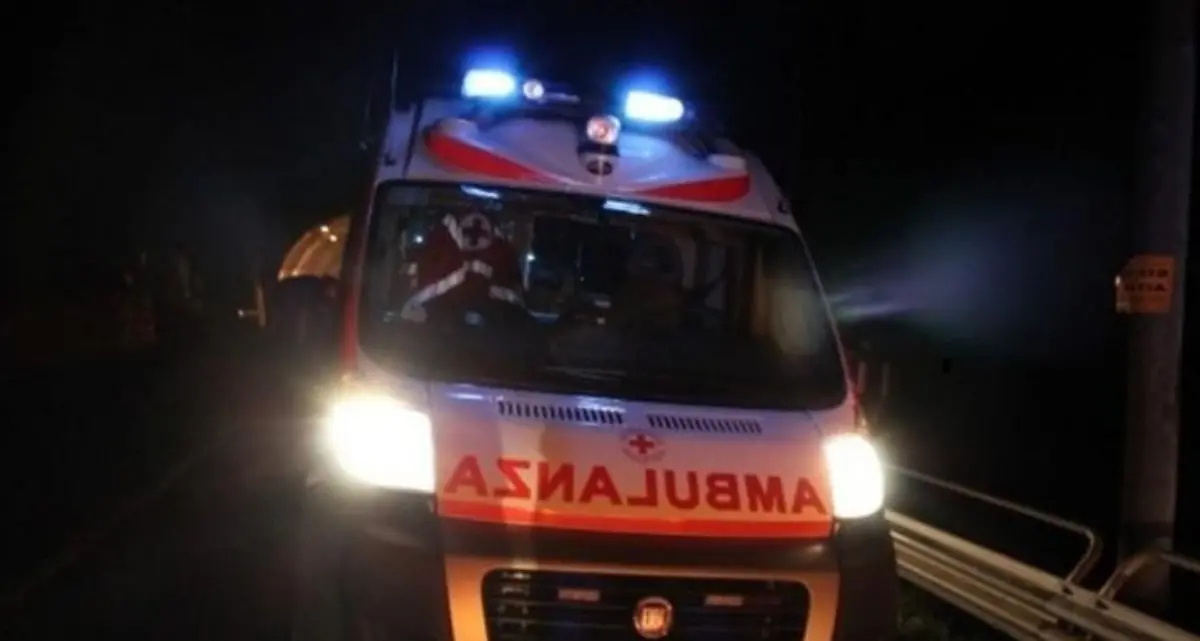 Catanzaro, donna colpita da una crisi respiratoria muore mentre aspetta l’ambulanza. Il figlio: «Persi minuti preziosi»\n