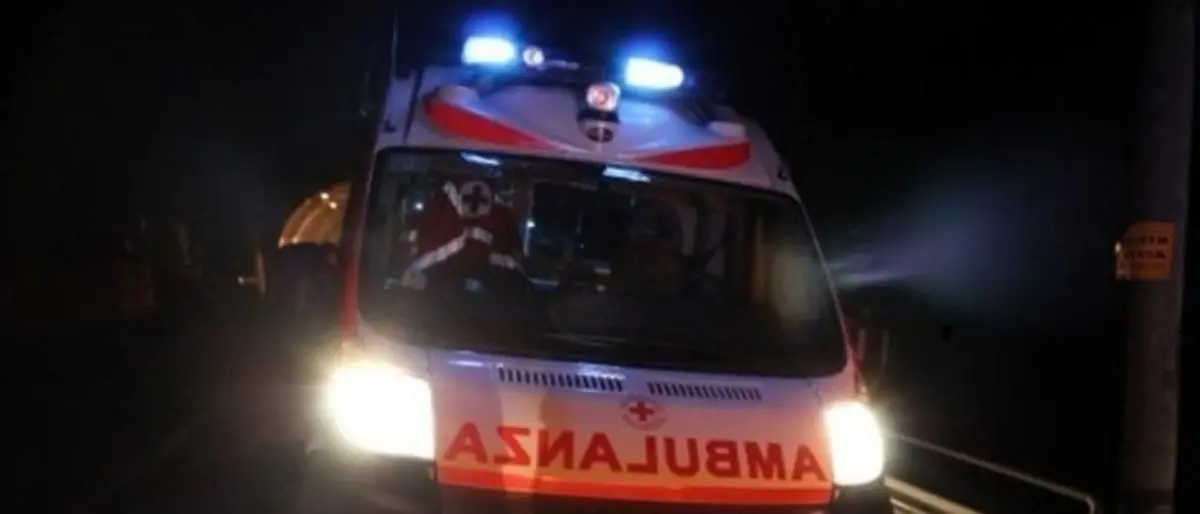 Catanzaro, donna colpita da una crisi respiratoria muore mentre aspetta l’ambulanza. Il figlio: «Persi minuti preziosi»\n