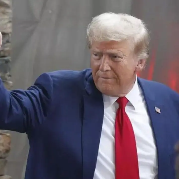 Uomo armato arrestato a un comizio di Trump, lo sceriffo: «Evitato il terzo attentato»