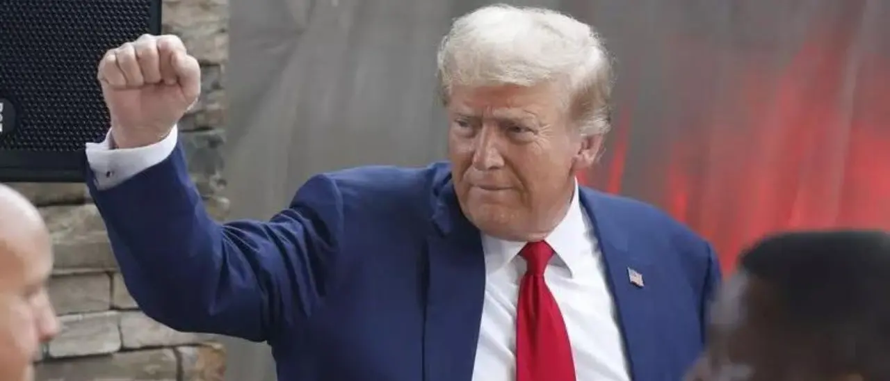 Uomo armato arrestato a un comizio di Trump, lo sceriffo: «Evitato il terzo attentato»