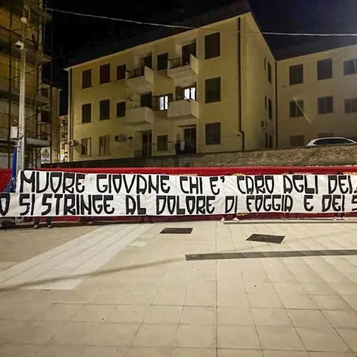«Muore giovane chi è caro agli dei!»: il messaggio dei tifosi del Catanzaro per i tre ultras del Foggia morti in un incidente stradale