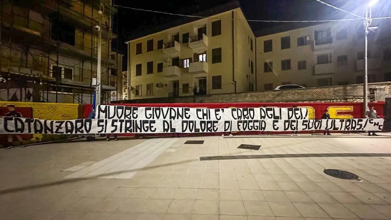 «Muore giovane chi è caro agli dei!»: il messaggio dei tifosi del Catanzaro per i tre ultras del Foggia morti in un incidente stradale