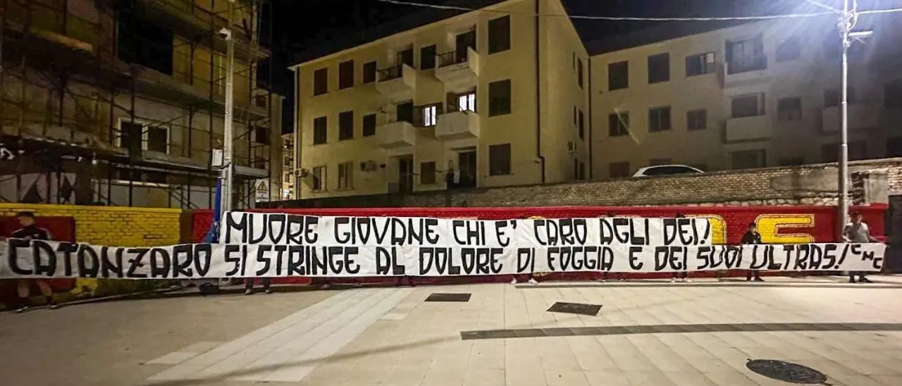 «Muore giovane chi è caro agli dei!»: il messaggio dei tifosi del Catanzaro per i tre ultras del Foggia morti in un incidente stradale