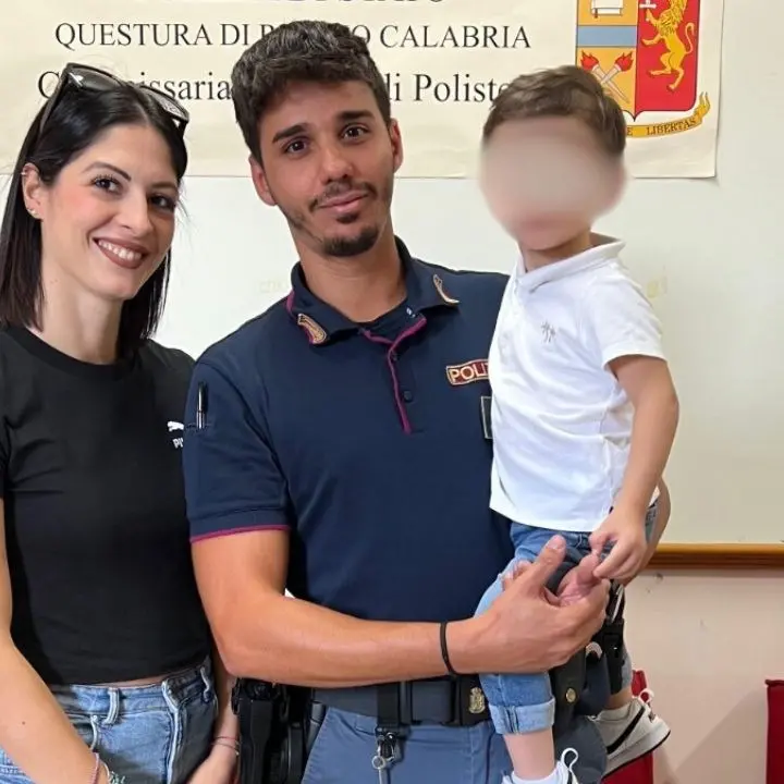 Polistena, bimbo di due anni resta chiuso in casa: un agente lo raggiunge arrampicandosi dal balcone