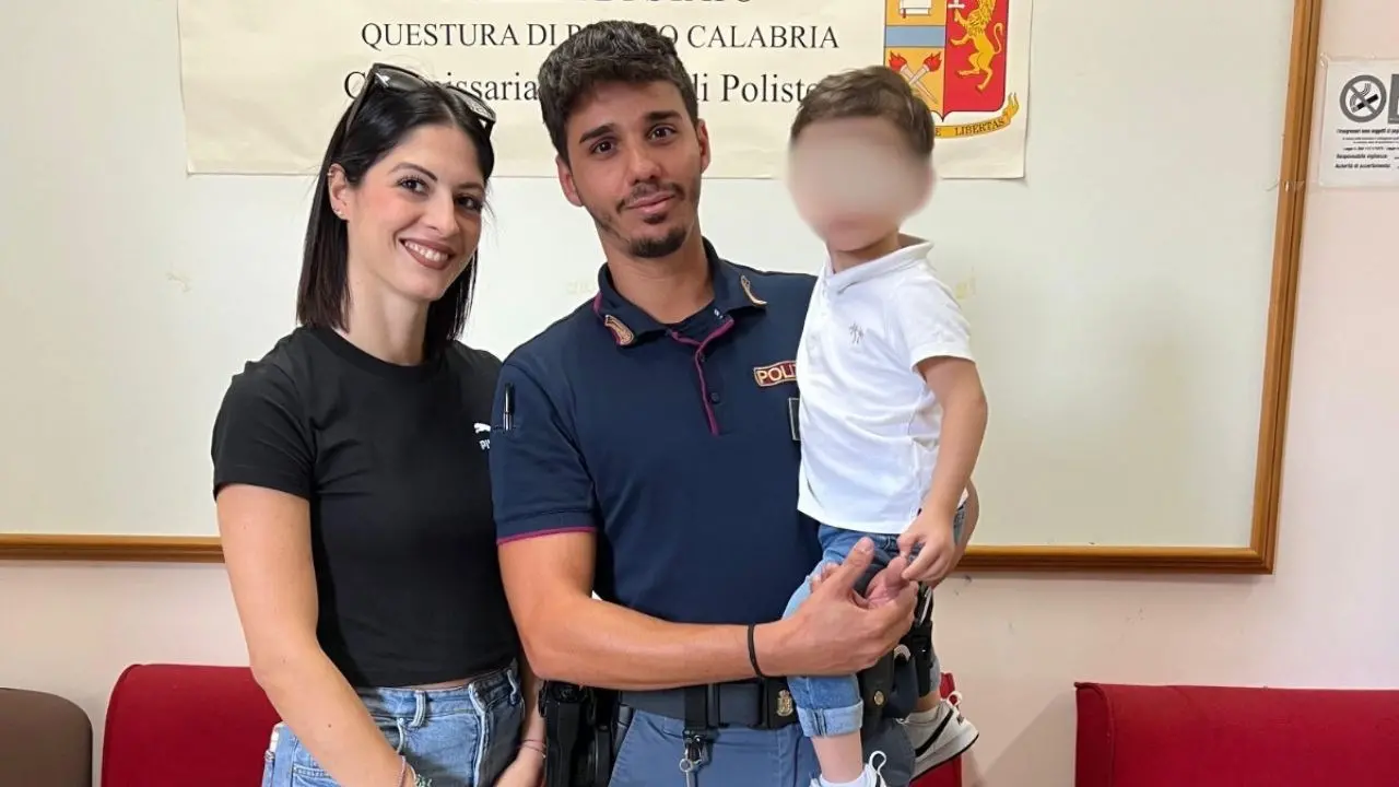 Polistena, bimbo di due anni resta chiuso in casa: un agente lo raggiunge arrampicandosi dal balcone
