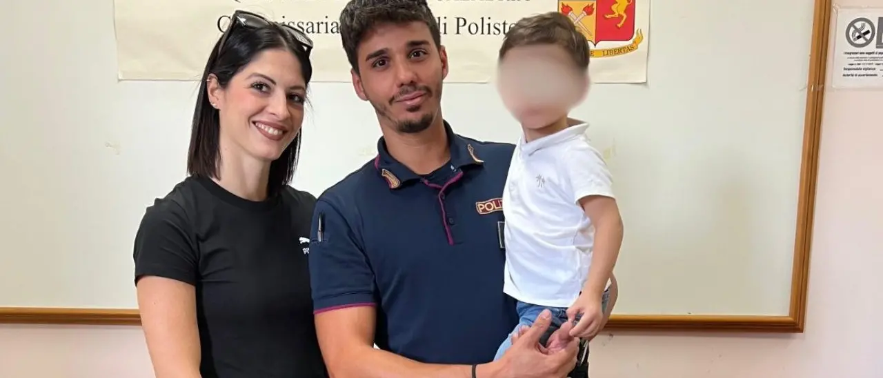 Polistena, bimbo di due anni resta chiuso in casa: un agente lo raggiunge arrampicandosi dal balcone