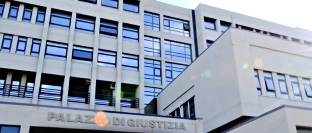 La Dda chiede di condannare tre presunti usurai di Scalea legati al clan Muto. Le minacce alle vittime: «Vuoi vedere che ti sparo?»