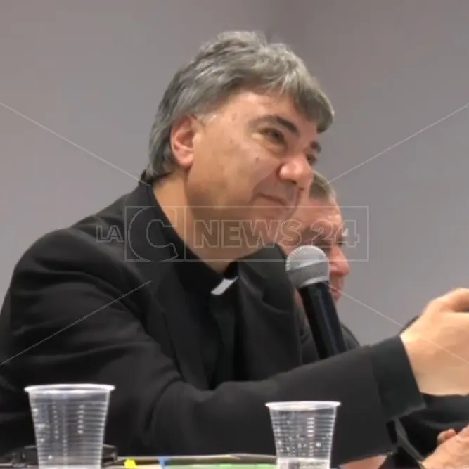 Don Mimmo Battaglia nel mirino di un “corvo”: lettere anonime al veleno contro il vescovo calabrese di Napoli