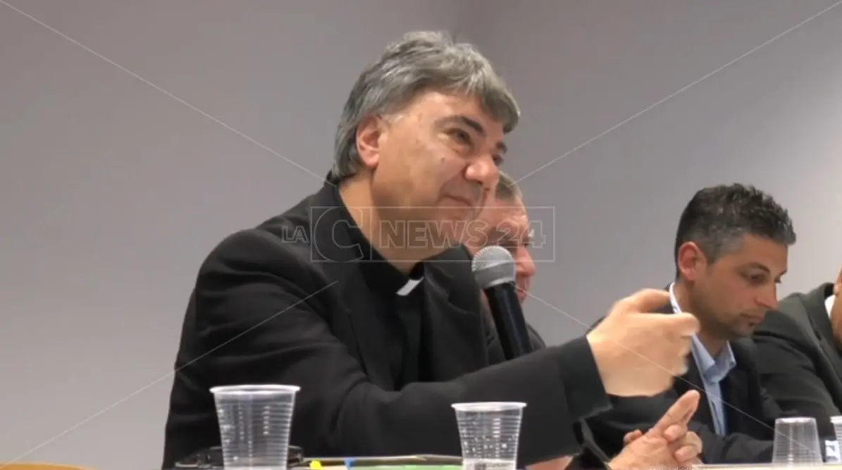 Don Mimmo Battaglia nel mirino di un “corvo”: lettere anonime al veleno contro il vescovo calabrese di Napoli