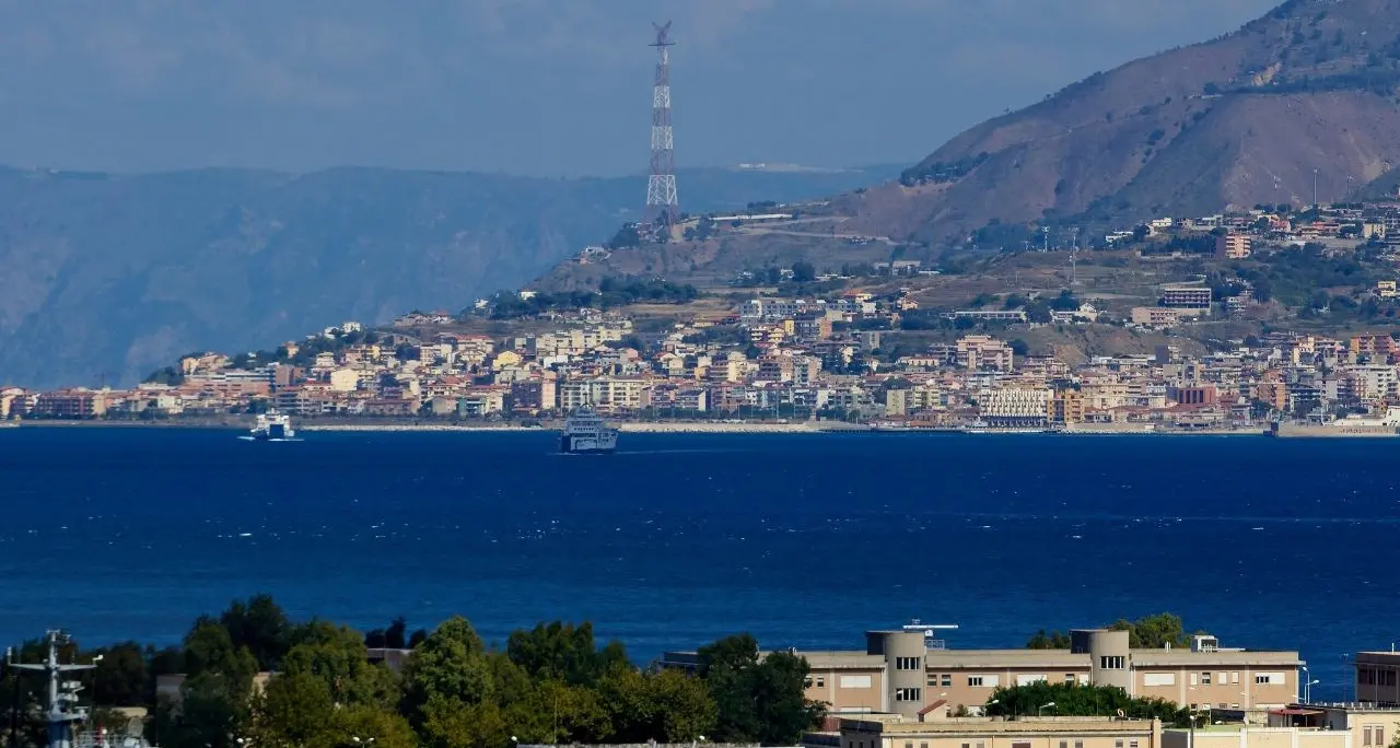 Ponte, la Stretto di Messina ignora l’Arpacal: nessuna risposta ai dubbi su erosione, impatto sull’ambiente marino e gestione delle cave