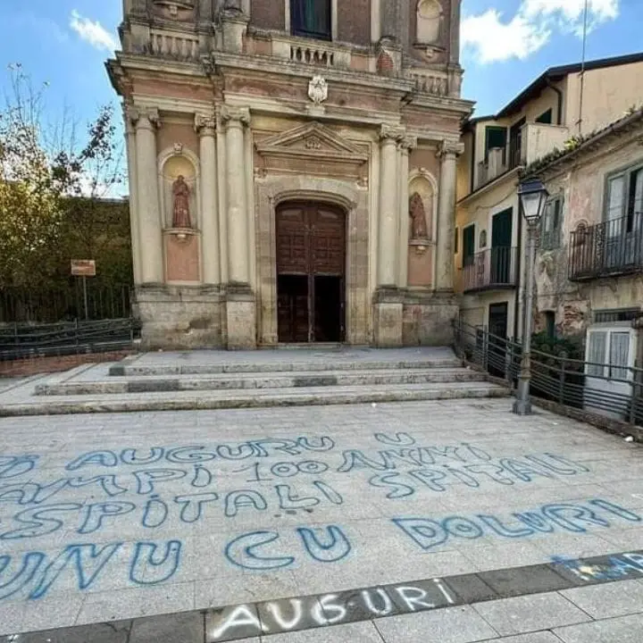 “Ti auguru u campi 100 anni, ma...”: la malanova scritta davanti alla chiesa che indigna Polistena