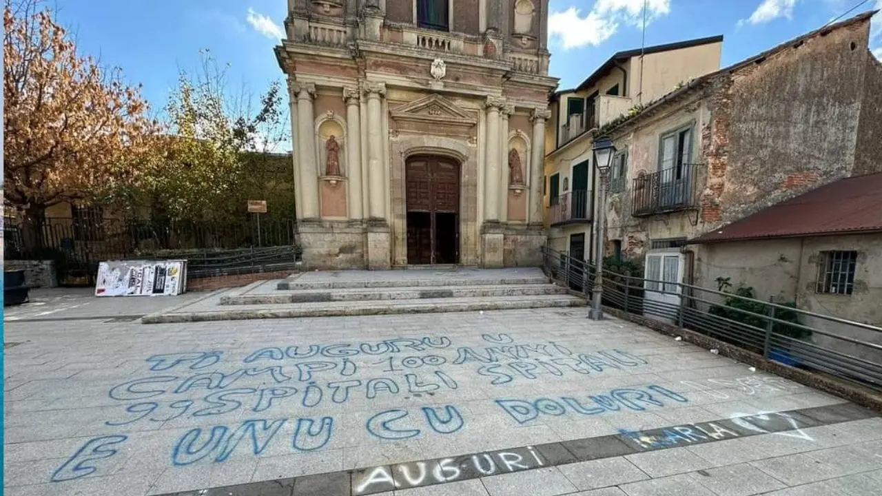 “Ti auguru u campi 100 anni, ma...”: la malanova scritta davanti alla chiesa che indigna Polistena