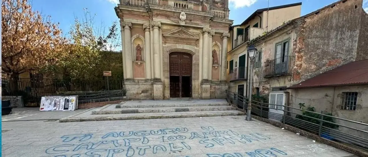 “Ti auguru u campi 100 anni, ma...”: la malanova scritta davanti alla chiesa che indigna Polistena
