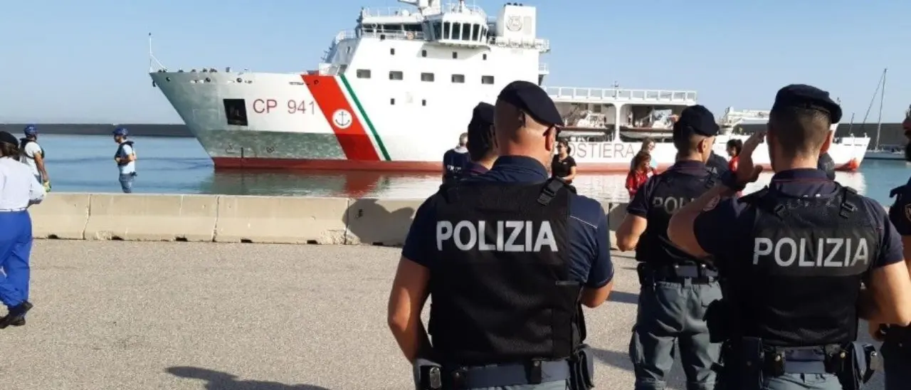 Crotone, sbarco di migranti approdati il 12 ottobre: finiti in carcere i due scafisti