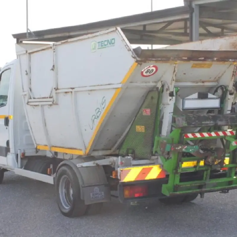 Partoriente con l’auto in panne alle porte di Catanzaro soccorsa dal camion dei rifiuti: poi la corsa al Pugliese ed il lieto fine