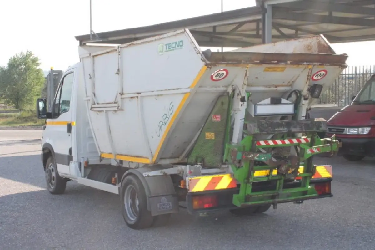 Partoriente con l’auto in panne alle porte di Catanzaro soccorsa dal camion dei rifiuti: poi la corsa al Pugliese ed il lieto fine