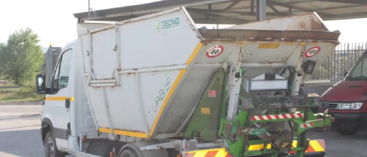 Partoriente con l’auto in panne alle porte di Catanzaro soccorsa dal camion dei rifiuti: poi la corsa al Pugliese ed il lieto fine