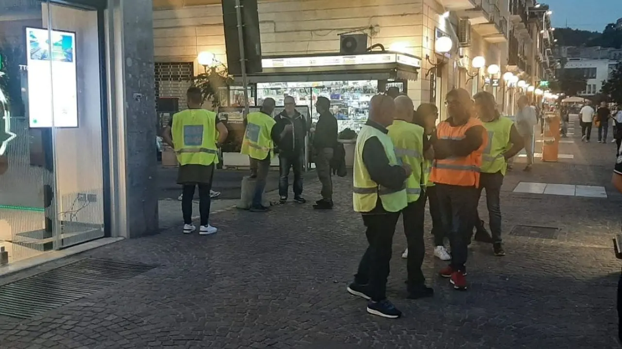 Cosenza, gli steward in servizio al Marulla protestano su corso Mazzini: ecco la situazione