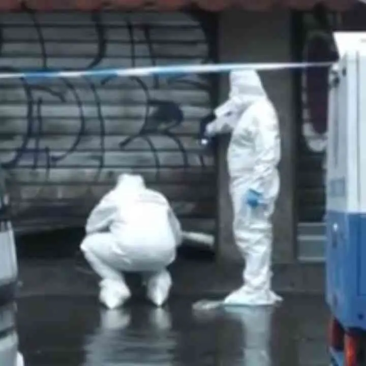 Milano, tenta di rubare dei Gratta e vinci in un bar e il proprietario lo affronta con un paio di forbici: morto un 37enne